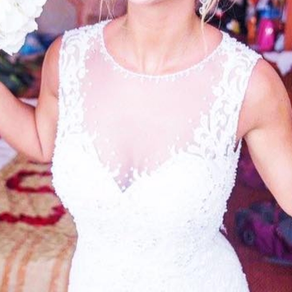 Wedding dress, white, size 0-2.   Wore for 1.5 hours - Picture 2 of 4